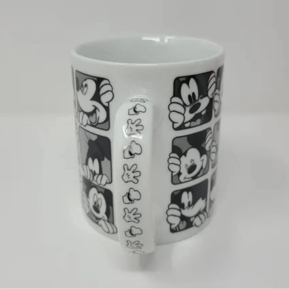 ❤️ BNWOT Disney Mickey Mouse and Goofy Black and White Mug Unisex Gift - Picture 2 of 6